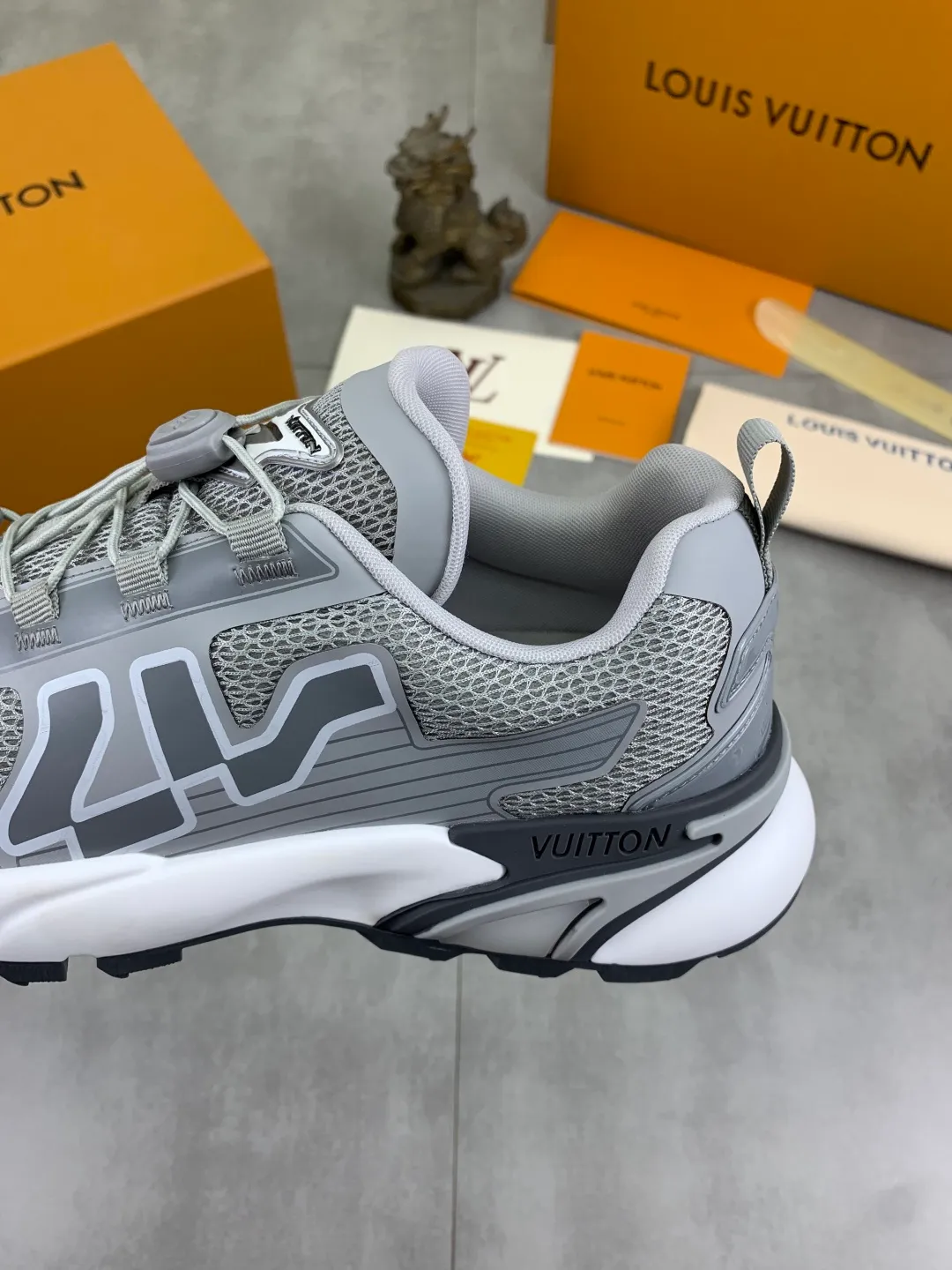 Men's Men's Shoes💰P740 New High Version LV Louis Vuitton L Jialu Brand Runner Tatic Series Thick Sole Casual Sports Shoes Running Shoes Original Purchase Development Production This LV Runner Tatic sports shoe combines technical materials such as mesh fabric and ribbons to interpret the inspiration of traditional mountaineering shoes. LV letters are written on one side, the lariat buckle of the quick lacing system is embellished with Monogram flowers and Louis Vuitton logos, and the light and wear-resistant rubber outsole completes the whole package. The delivery counter is beautifully packaged🛍📦 ▪️Fabrics: Original imported custom technical fabric + mesh ▪️Inner lining: Original customized breathable mesh ▪️Sole: Original open-molded anti-slip rubber combination material ▪️Sole thickness: 4CM ▪️Size: Men's 39-44 (38 45 (customized)